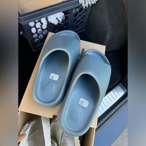 Yeezy Slides - UNISEX